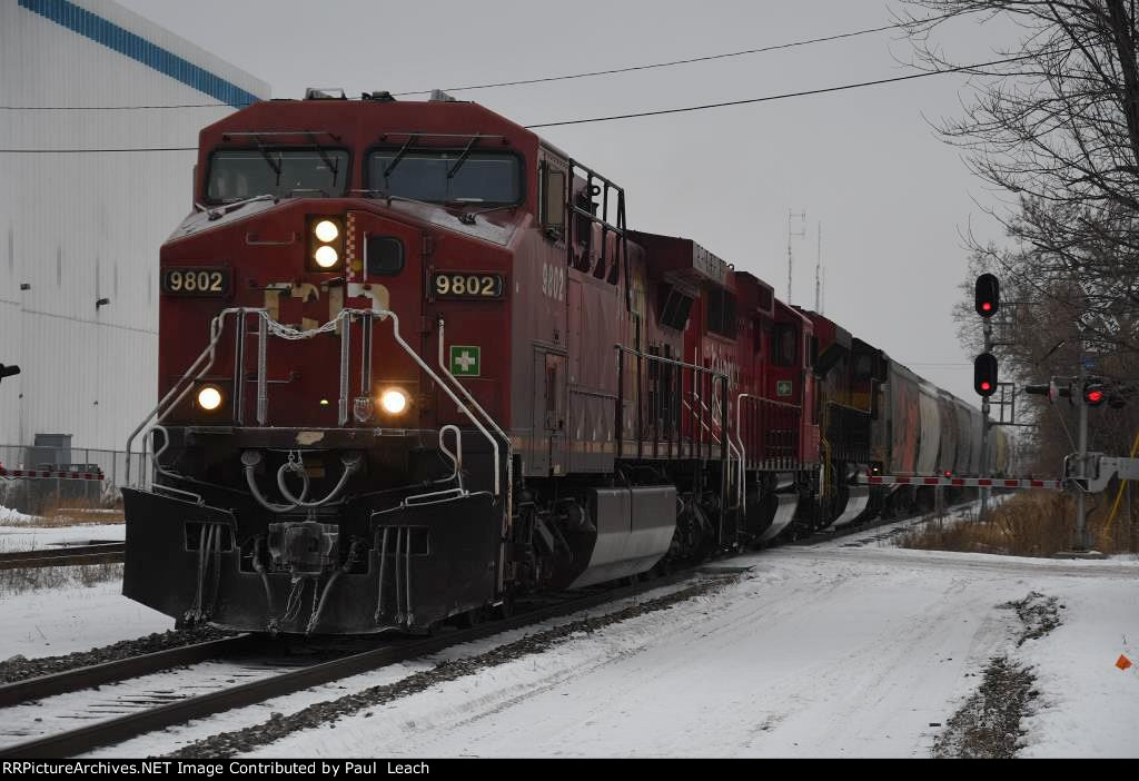 Manifest rolls east through Van Buren